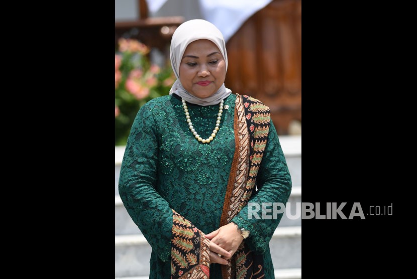 Menteri Ketenagakerjaan Ida Fauziah bersiap mengikuti foto bersama seusai pelantikan menteri Kabinet Indonesia Maju di Beranda Halaman Istana Merdeka, Jakarta, Rabu (23/10/2019).