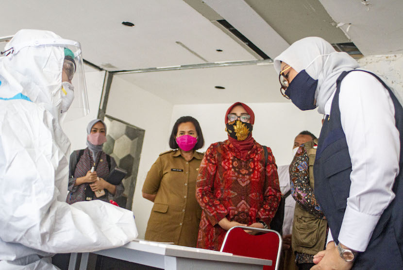 Menteri Ketenagakerjaan Ida Fauziyah (kiri) berbincang dengan petugas medis di sela-sela tes diagnostik cepat COVID-19 untuk buruh di kawasan Suryacipta, Karawang, Jawa Barat, Selasa (23/6/2020).  
