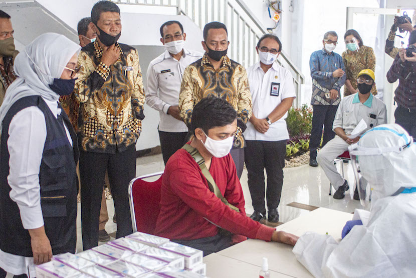 Menteri Ketenagakerjaan Ida Fauziyah (kiri) meninjau tes diagnostik cepat COVID-19 untuk buruh di kawasan Suryacipta, Karawang, Jawa Barat, Selasa (23/6/2020). 