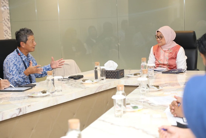 Menteri Ketenagakerjaan Ida Fauziyah mendengarkan penjelasan  pengurus The Jakarta Japan Club (JJC). Menaker Ida menilai program pemagangan memberi dampak positif bagi perusahaan