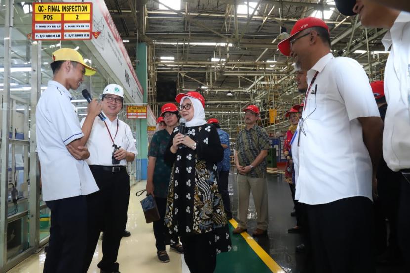  Menteri Ketenagakerjaan Ida Fauziyah mengunjungi pelatihan vokasi dan pemagangan PT Toyota Motor Manufacturing Indonesia (TMMIN), Kamis (6/3).
