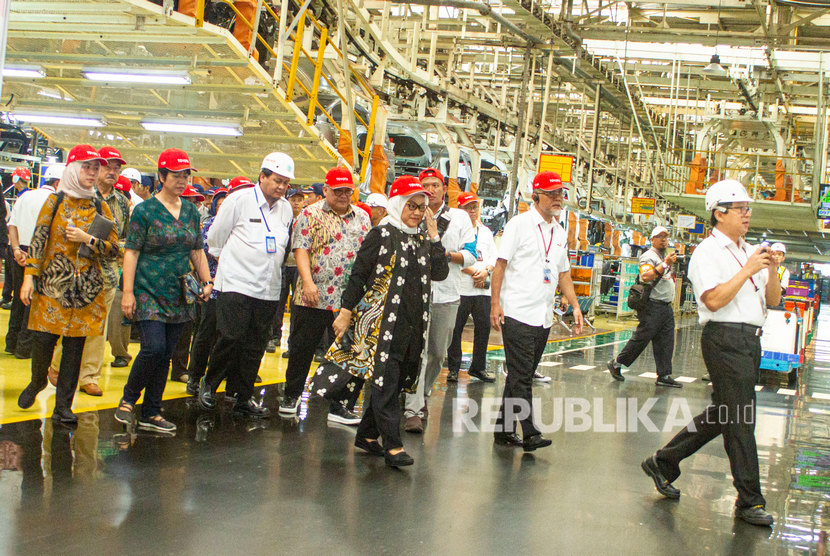 Menteri Ketenagakerjaan Ida Fauziyah (tengah) didampingi Presiden Direktur PT Toyota Motor Manufacturing Indonesia (TMMIN) Warih Andang Tjahjono (ketiga kanan), Direktur TMMIN Nandy Julianto (kanan) dan Dirjen Pembinaan Pelatihan dan Produktivitas Kementerian Ketenagakerjaan Bambang Satrio Lelono (ketiga kanan) meninjau peserta program pemagang nasional di Pabrik Toyota Motor Manufacturing Indonesia, Karawang, Jawa Barat, Jumat (6/3/2020).