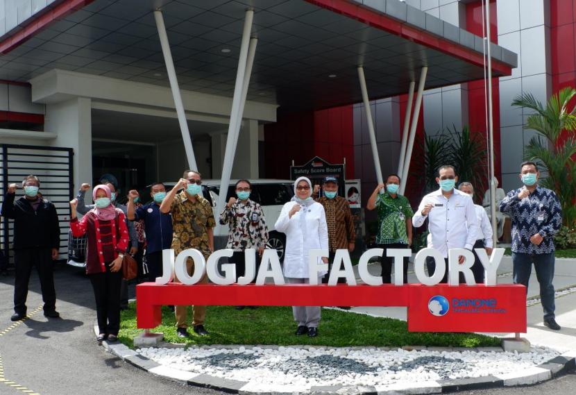 Menteri Ketenagakerjaan Indonesia Ida Fauziyah mengunjungi pabrik PT Sarihusada Generasi Mahardika yang merupakan bagian dari Danone Specialized Nutrition Indonesia di Yogyakarta, Sabtu (20/6).