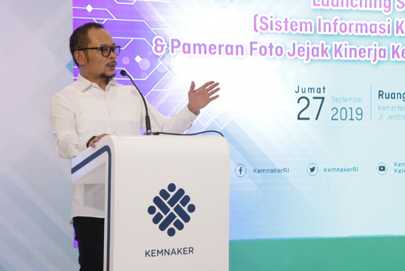 Menteri Ketenagakerjaan M Hanif Dhakiri dalam sambutan peluncuran Sisnaker dan pameran foto jejak kinerja Kemnaker, di Jakarta pada  Jumat (27/9).