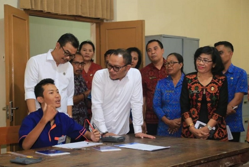 Menteri Ketenagakerjaan M Hanif Dhakiri mengunjungi UPTD BLK Industri dan Pariwisata (BLK IP) di Denpasar, Bali Jumat (12/7) petang.