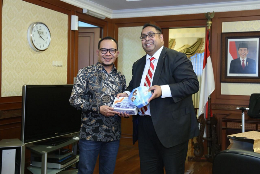 Menteri Ketenagakerjaan M Hanif Dhakiri saat menerima Presiden Indonesia Diaspora Network, Ebed Litay, di Jakarta, Jumat (8/2).