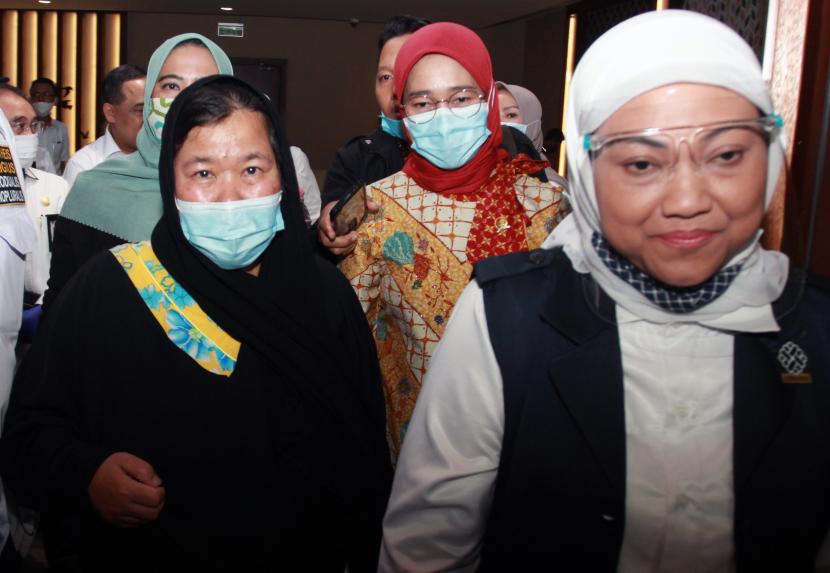 Menteri Ketenagakerjaan (Menaker) Ida Fauziyah (kanan) berjalan bersama Etty binti Thoyib (kiri) pekerja migran Indonesia (PMI) yang terbebas dari hukuman mati di Arab Saudi Setibanya di Bandara Soekarno Hatta, Tangerang, Banten, Senin (6/7/2020). Etty binti Thoyib lolos dari hukuman mati di Arab Saudi berkat tebusan 4 juta riyal atau Rp15,5 miliar yang didakwa meracuni sang majikan Faisal al Ghamdi hingga tewas.