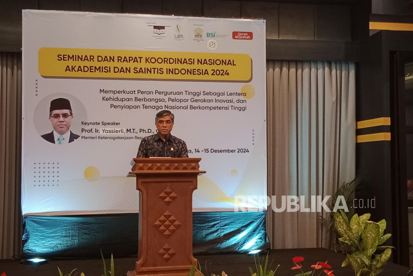 Menteri Ketenagakerjaan, Prof Yassierli memberikan paparan pada acara Seminar Nasional dan Rapat Koordinasi Nasional ASASI 2024 di Hotel Rohan Yogyakarta, Sabtu (13/12/2024).