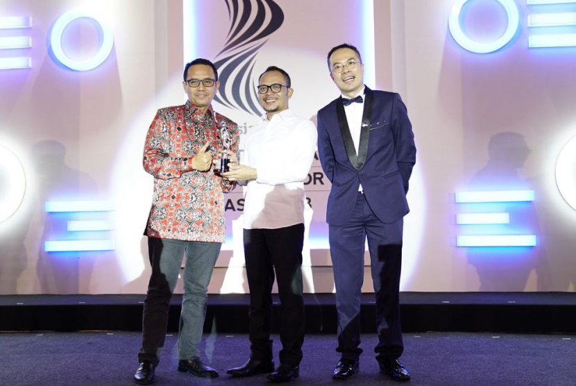Menteri Ketenagakerjaan Republik Indonesia Hanif Dhakiri (tengah) menyerahkan penghargaan 