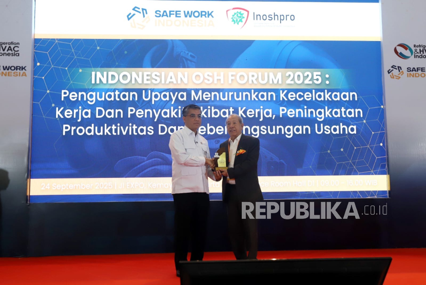 Menteri Ketenagakerjaan Republik Indonesia Yassierli (kiri) bersama Ketua Advisory Board INOSHPRO Tan Malaka dalam kegiatan Safe Work Indonesia 2025 di Jakarta, Rabu (24/9/2025).