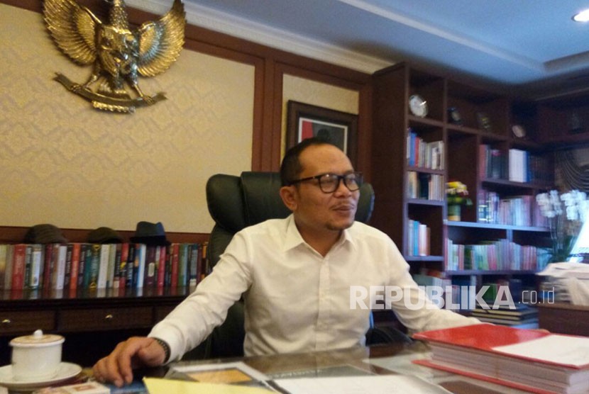 Menteri Ketenagakerjaan RI M. Hanif Dhakiri saat ditemui di Gedung Kemenaker Gatot Subroto Jakarta, Selasa (20/3). 
