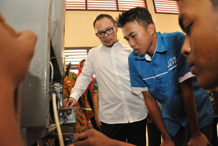 Menteri Ketenagkerjaan RI, M. Hanif Dhakiri meninjau langsung proses pelatihan vokasional di Balai Latihan Kerja (BLK) Metro, Lampung.