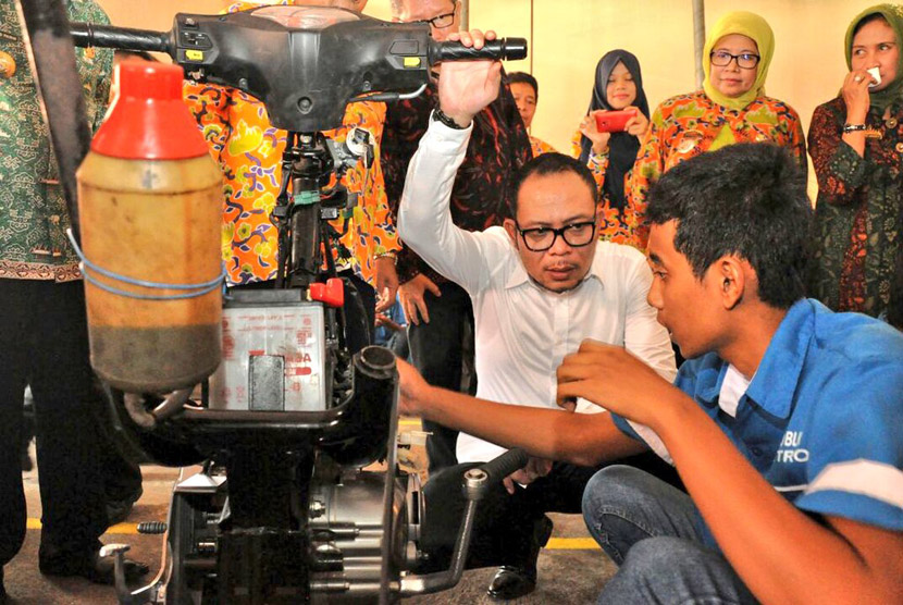 Menteri Ketenagkerjaan RI, M. Hanif Dhakiri meninjau langsung proses pelatihan vokasional di Balai Latihan Kerja (BLK) Metro, Lampung.