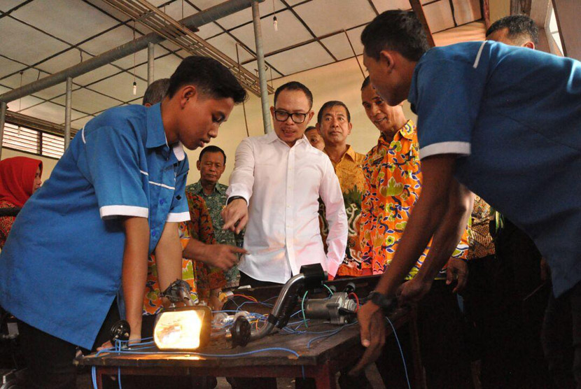 Menteri Ketenagkerjaan RI, M. Hanif Dhakiri meninjau langsung proses pelatihan vokasional di Balai Latihan Kerja (BLK) Metro, Lampung.