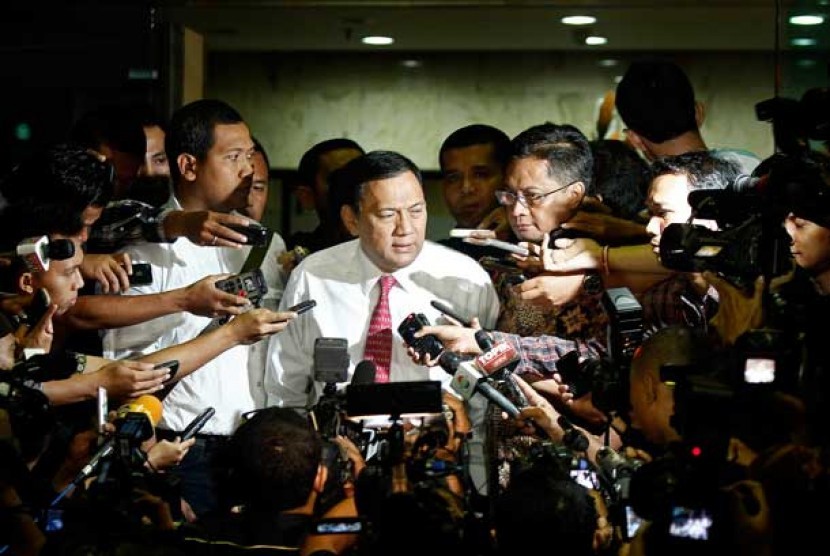 Menteri Keuangan Agus Martowardojo memberi keterangan pada wartawan usai diperiksa KPK di Gedung Komisi Pemberantasan Korupsi (KPK), Jakarta, Selasa (19/2).
