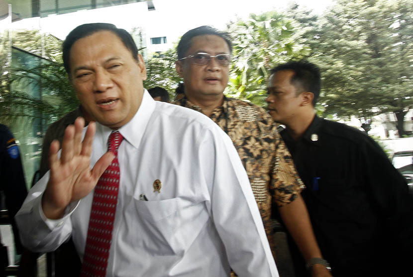 Menteri Keuangan Agus Martowardojo memenuhi panggilan pemeriksaan di Gedung Komisi Pemberantasan Korupsi (KPK), Jakarta, Selasa (19/2).   (Republika/Adhi Wicaksono)