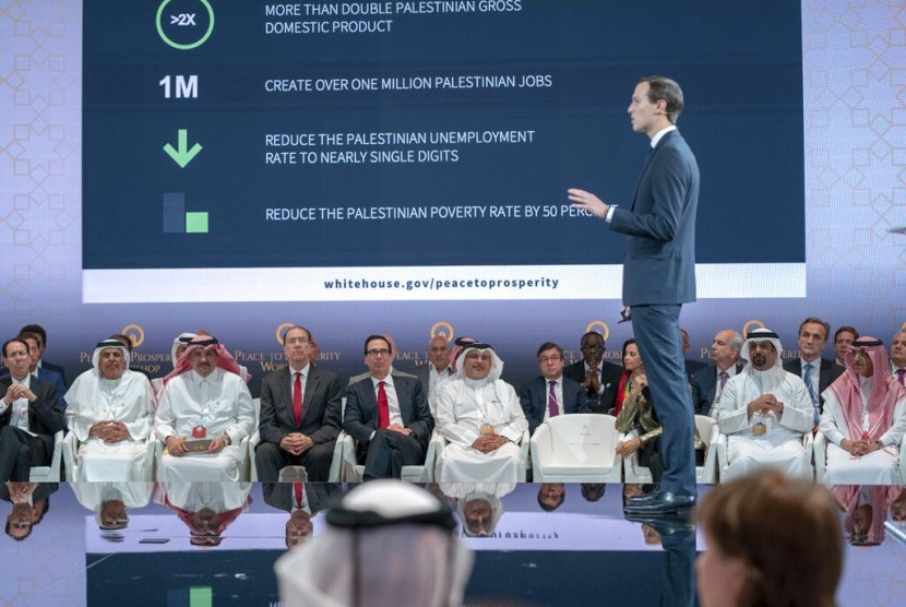 Menteri Keuangan AS Steven Mnuchin (kelima dari kiri) dan Putra Mahkota Bahrain Pangeran Salman bin Hamad Al Khalifa (keenam dari kiri) mendengarkan Penasihat Senior Gedung Putih Jared Kushner berbicara dalam pembukaan konferensi 'Peace to Prosperity' di Manama, Bahrain, Selasa (25/6).