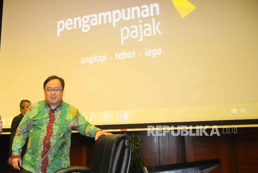 Menteri Keuangan, Bambang Brodjonegoro bersiap memberikan pernyataan kepada wartawan seputar Pengampunan Pajak (tax amesty) dan Rancana Anggaran Pendapatan dan Belanja Negara Perubahan (RAPBN-P) 2016 di Gedung Kementerian Keuangan, Jakarta, Rabu (29/6).  