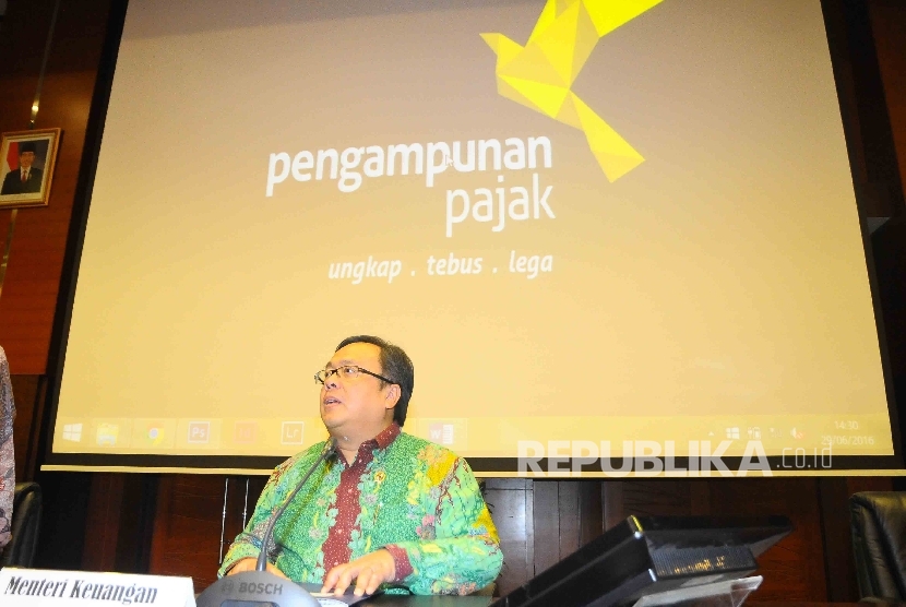 Menteri Keuangan, Bambang Brodjonegoro bersiap memberikan pernyataan kepada wartawan seputar Pengampunan Pajak (tax amesty) dan Rancana Anggaran Pendapatan dan Belanja Negara Perubahan (RAPBN-P) 2016 di Gedung Kementerian Keuangan, Jakarta, Rabu (29/6). 