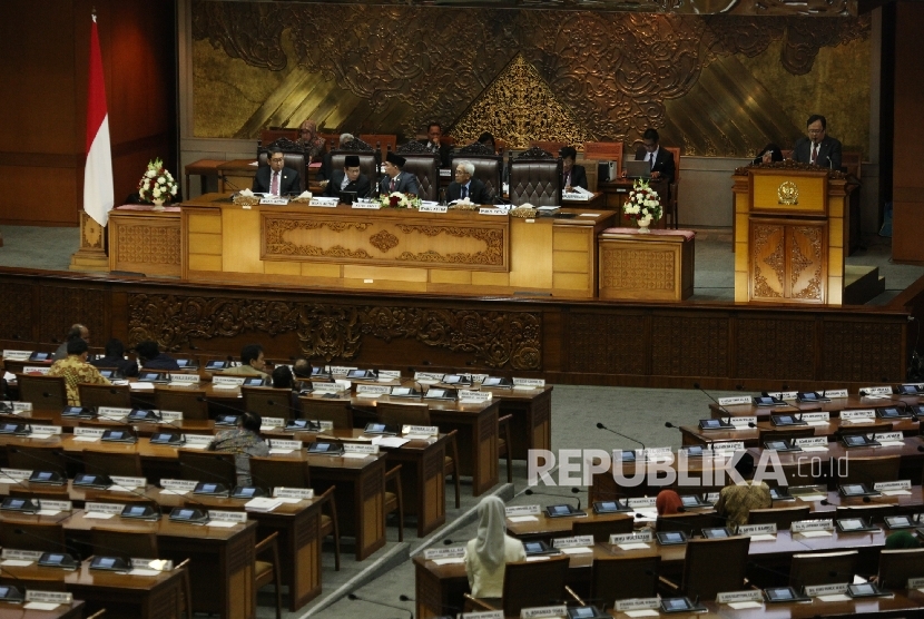 Menteri keuangan Bambang Brodjonegoro (kanan) membacakan pandangan akhir pemerintah terkait RUU Pengampunan Pajak (Tax Amnesty) dan RAPBN 2016  pada saat Rapat Paripurna di Kompleks Parlemen, Jakarta, Selasa (28/6).  