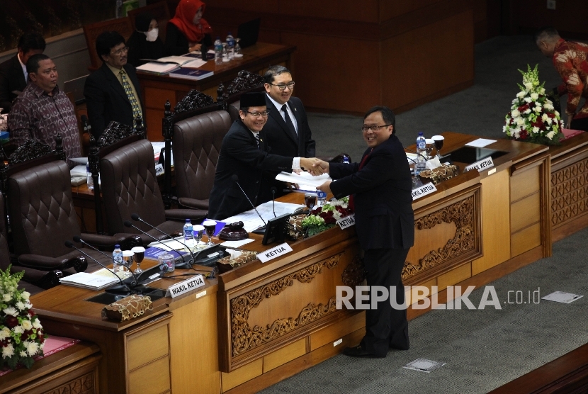 Menkeu Bambang Brodjonegoro (kanan) menyerahkan laporan pendahuluan RAPBN 2017 kepada Wakil Ketua DPR Taufik Kurniawan pada rapat paripurna ke 27 masa persidangan V tahun 2015-2016 di Kompleks Parlemen, Jumat (20/5).(Republika/Rakhmawaty La'lang)