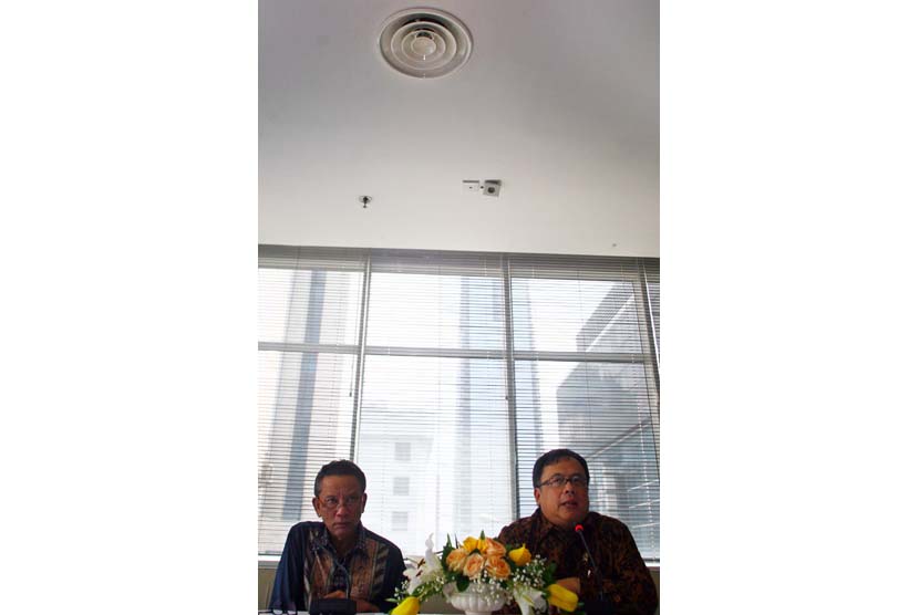 Menteri Keuangan, Bambang Brodjonegoro (kanan), Pelaksana Tugas (Plt) Dirjen Pajak Kementerian Keuangan Ken Dwijugiasteadi berbicara kepada media saat menjelaskan penerimaan pajak 2015 di kantor pusat Pajak, Jakarta Senin (11/1).
