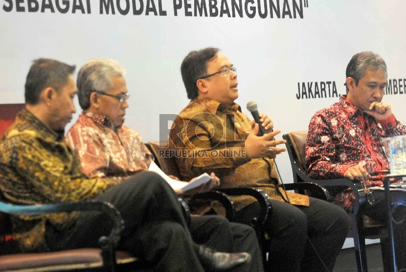 Menteri Keuangan, Bambang Brodjonegoro (kedua kanan) menjadi pembicara dalam dialog energi 