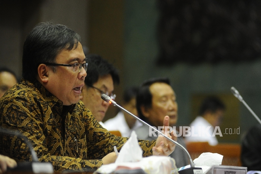 Menteri Keuangan Bambang Brodjonegoro (kiri ) berbicara saat mengikuti rapat kerja dengan komisi XI di kompleks Parlemen Senayan, Jakarta, Senin (20/6). (Republika/Tahta Aidilla)