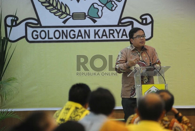 Menteri Keuangan Bambang Brodjonegoro (kiri) memberikan paparan saat mengikuti Seminar di kantor DPP Partai Golkar, Jakarta, Rabu (11/11).