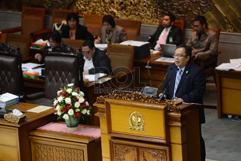 Menkeu Bambang Brodjonegoro membacakan laporan pertanggungjawaban saat sidang paripurna ke-34 di Kompleks Parlemen, Jakarta, Kamis (25/6). (Republika/Raisan Al Farisi)