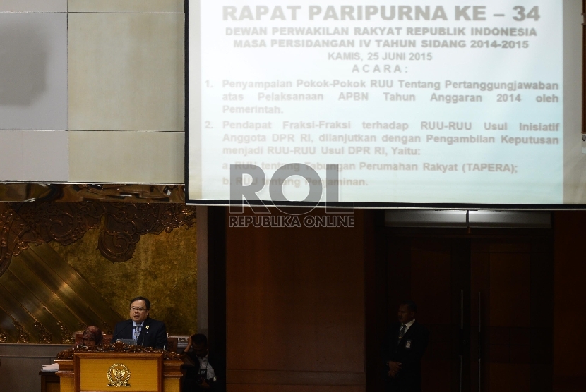 Anggota DPR mengikuti sidang paripurna ke-34 di Ruang Paripurna II, Kompleks Parlemen, Jakarta, Kamis (25/6). (Republika/Raisan Al Farisi)