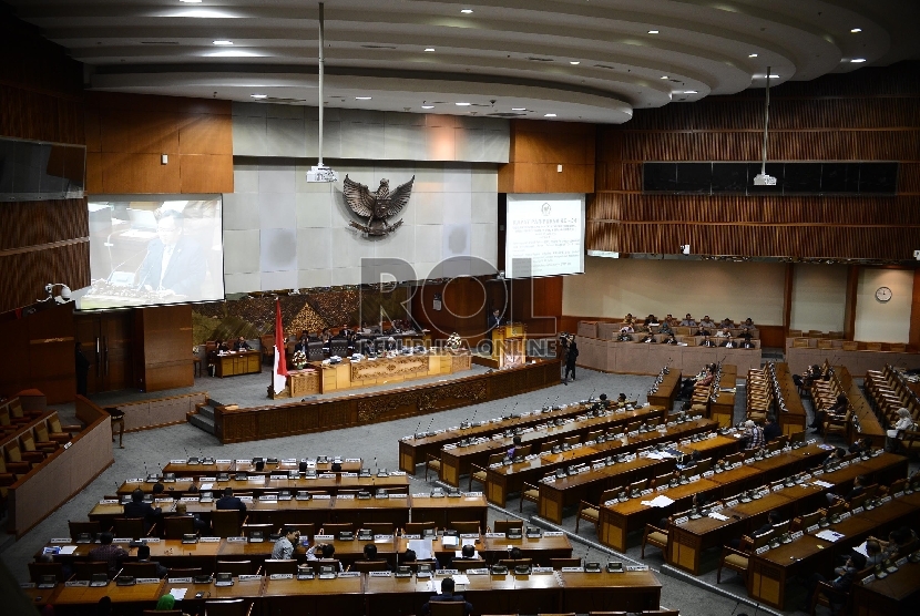 Anggota DPR mengikuti sidang paripurna ke-34 di Ruang Paripurna II, Kompleks Parlemen, Jakarta, Kamis (25/6). (Republika/Raisan Al Farisi)