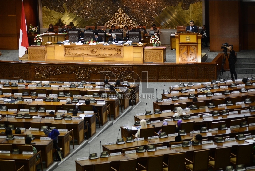 Menkeu Bambang Brodjonegoro membacakan laporan pertanggungjawaban saat sidang paripurna ke-34 di Kompleks Parlemen, Jakarta, Kamis (25/6). (Republika/Raisan Al Farisi)