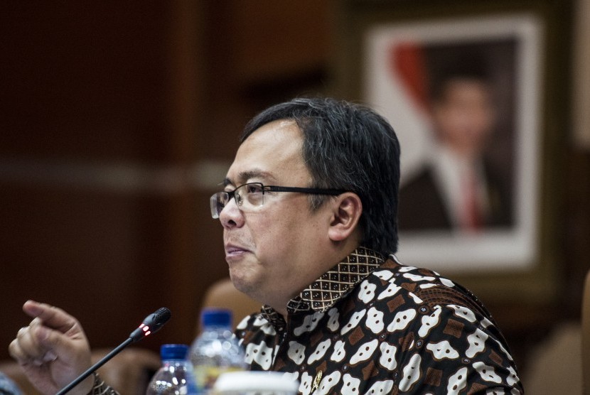 Menteri Keuangan Bambang Brodjonegoro memberikan keterangan kepada wartawan tentang realisasi sementara APBNP 2015, di Jakarta, Rabu (27/1).
