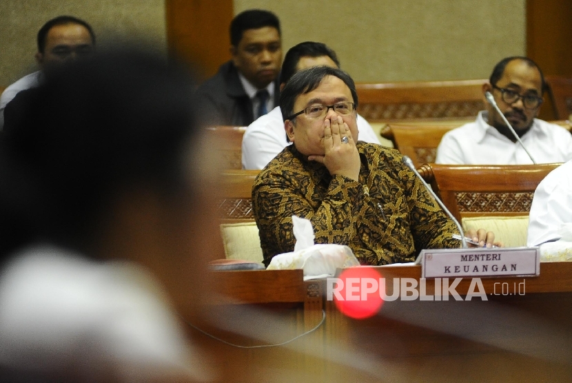 Menteri Keuangan Bambang Brodjonegoro mendengarkan pertanyaan saat mengikuti rapat kerja dengan komisi XI di kompleks Parlemen Senayan, Jakarta, Senin (20/6).  (Republika/Tahta Aidilla)