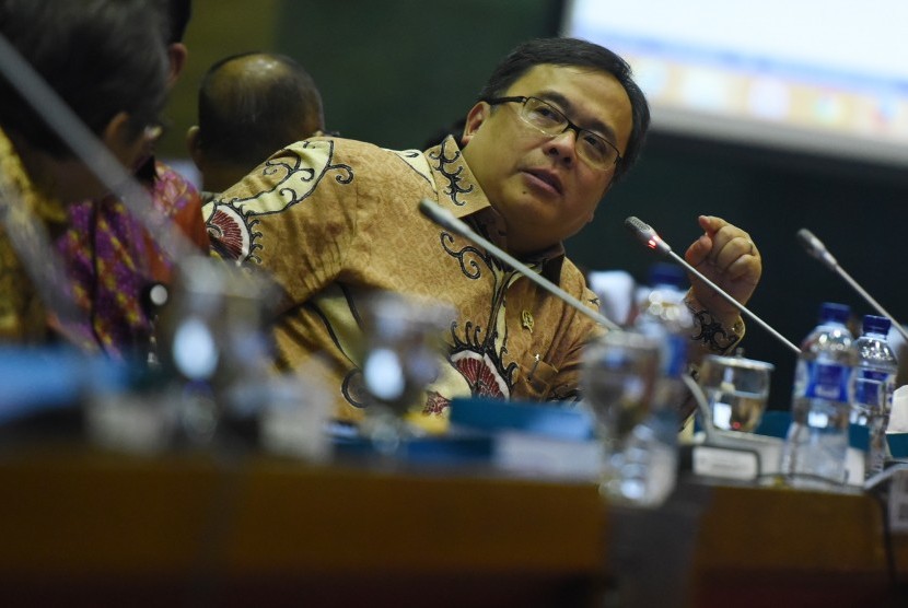 Menteri Keuangan Bambang Brodjonegoro mengikuti Rapat Kerja dengan Komisi XI DPR RI di Komplesk parlemen Senayan, Jakarta, Selasa (8/9). 
