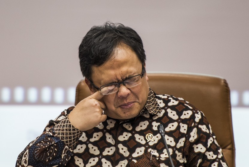Menteri Keuangan Bambang Brodjonegoro mengusap mata sebelum memberikan keterangan kepada wartawan tentang realisasi sementara APBNP 2015, di Jakarta, Rabu (27/1). 