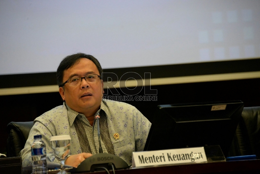 Menteri Keuangan Bambang Brodjonegoro menjawab pertanyaan wartawan saat jumpa pers di kantor Kementerian Keuangan, Jakarta Pusat, Selasa (17/2). 