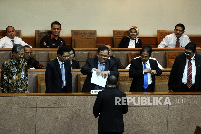 Wakil Ketua DPR Taufik Kurniawan (kedua kanan), Menteri Keuangan Bambang Brodjonegoro (kanan) menerima draft Pendahuluan RAPBN 2017 dan RKP 2017 dalam Sidang Paripurna di Kompleks Parlemen Senayan, Jakarta, (25/7).  (Republika/ Tahta Aidilla)