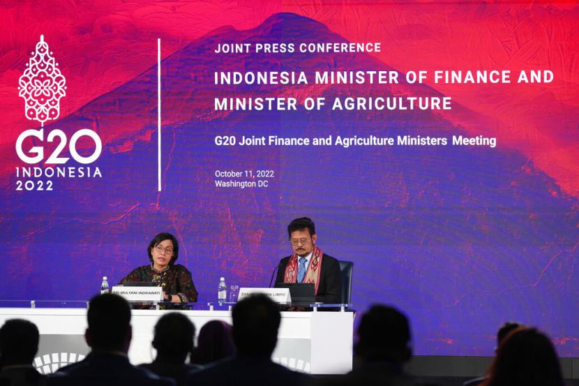 Menteri Keuangan Indonesia Sri Mulyani Indrawati, kiri, berbicara bersama Menteri Pertanian Indonesia Syahrul Yasin Limpo pada konferensi pers bersama selama pertemuan tahunan Dana Moneter Internasional dan Kelompok Bank Dunia 2022, Selasa, 11 Oktober 2022, di Washington.