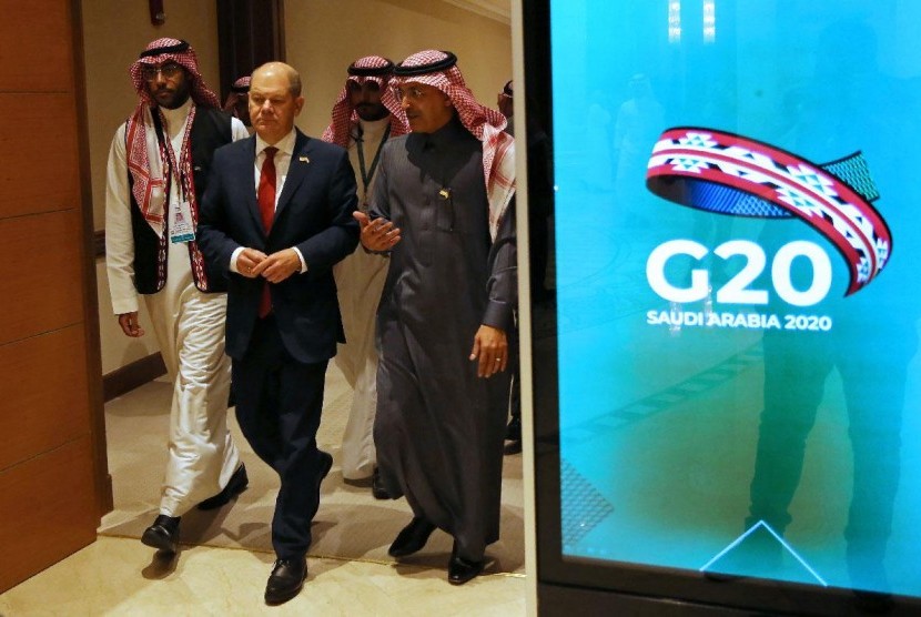 Isu Pajak Dominasi Pertemuan Menteri G20. Menteri Keuangan Jerman Olaf Scholz (tengah) dan Menteri Keuangan Arab Saudi Mohammed al-Jadaan (kanan) di Riyadh, Arab Saudi saat pertemuan G20, Sabtu (22/2).