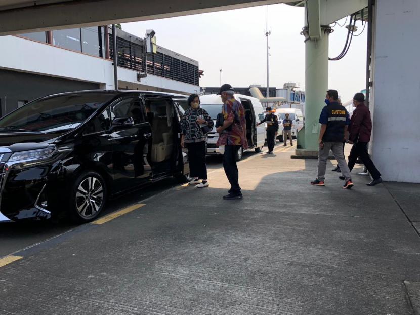 Menteri Keuangan (Menkeu), Sri Mulyani Indrawati menuju mobil Alphard di apron Bandara Soekarno-Hatta, Kota Tangerang, Provinsi Banten.
