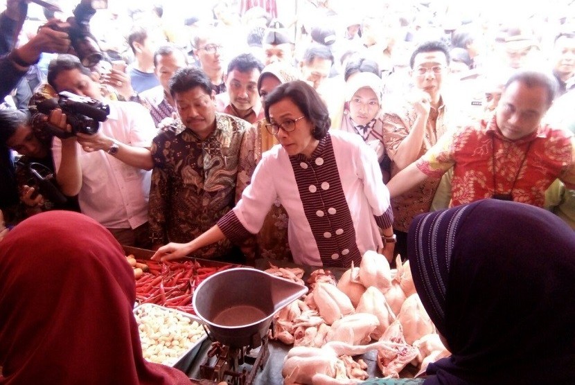 Menteri Keuangan (Menkeu) Sri Mulyani melakukan kunjungan ke Pasar Besar Malang, Kamis (4/1). 