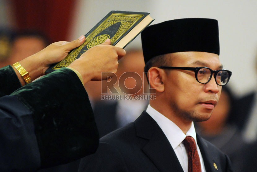  Menteri Keuangan Muhamad Chatib Basri mengucapkan sumpah jabatan saat dilantik oleh Presiden Susilo Bambang Yudhoyono di Istana Negara, Jakarta, Selasa (21/5).    (Republika/Aditya Pradana Putra)