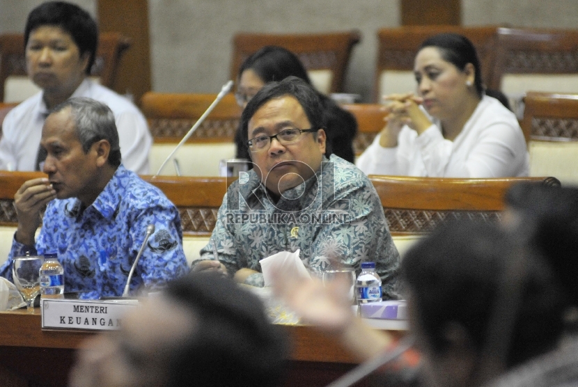 Menteri Keuangan RI, Bambang Brodjonegoro saat mengikuti rapat kerja dengan komisi XI di Kompleks Parlemen, Jakarta, Senin (30/11).