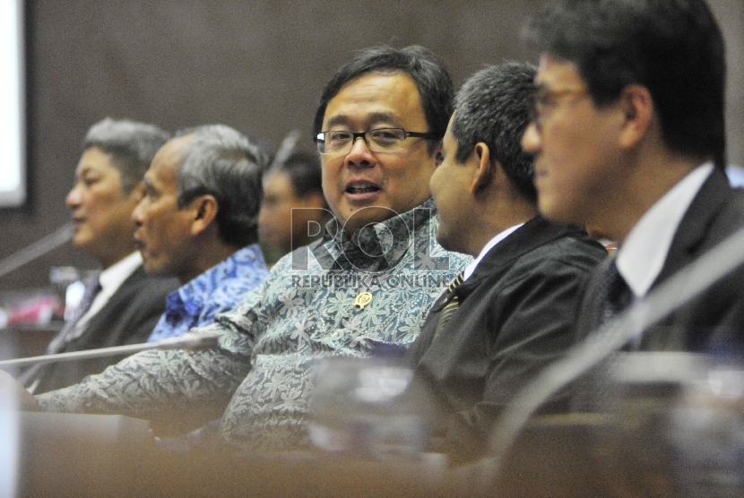 Menteri Keuangan RI, Bambang Brodjonegoro saat mengikuti rapat kerja dengan komisi XI di Kompleks Parlemen, Jakarta, Senin (30/11).