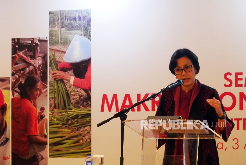 Menteri Keuangan RI Sri Mulyani Indrawati menyampaikan arahannya pada acara Seminar Makro Ekonomi YDBA di Jakarta, Senin (3/4)