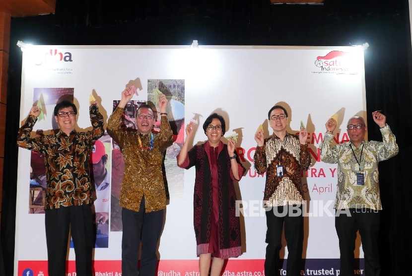 Menteri Keuangan RI Sri Mulyani Indrawati (tengah) didampingi Presiden Direktur PT Astra International Tbk Prijono Sugiarto (kedua kanan), Ketua Pembina Yayasan Dharma Bhakti Astra (YDBA) Johannes Loman (kiri), Chief of Corporate Communications, Social Responsibility & Security PT Astra International Tbk Pongki Pamungkas (kanan) dan Ketua YDBA Henry C. Widjaja (kedua kiri) bersiap-siap melempar pesawat kertas sebagai tanda dimulainya Konvensi Quality Control Circle (QCC) UMKM YDBA ke-2 tahun ini yang akan diikuti seluruh mitra YDBA, Senin (3/4), di Jakarta.