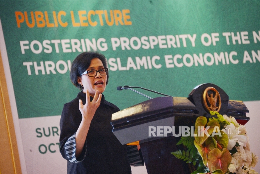 Menteri Keuangan RI Sri Mulyani menyampaikan paparannya pada Indonesia Sharia Economic Festival (ISEF) 2016 di Surabaya, Jumat (28/10).