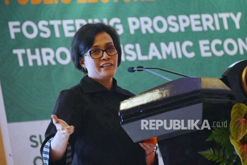 Menteri Keuangan RI Sri Mulyani menyampaikan paparannya pada Indonesia Sharia Economic Festival (ISEF) 2016 di Surabaya, Jumat (28/10). 